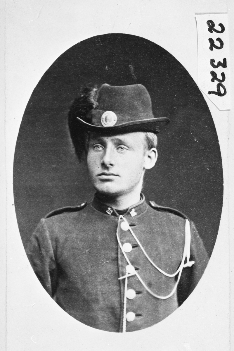 Ukjent, Portrett ung mann i uniform