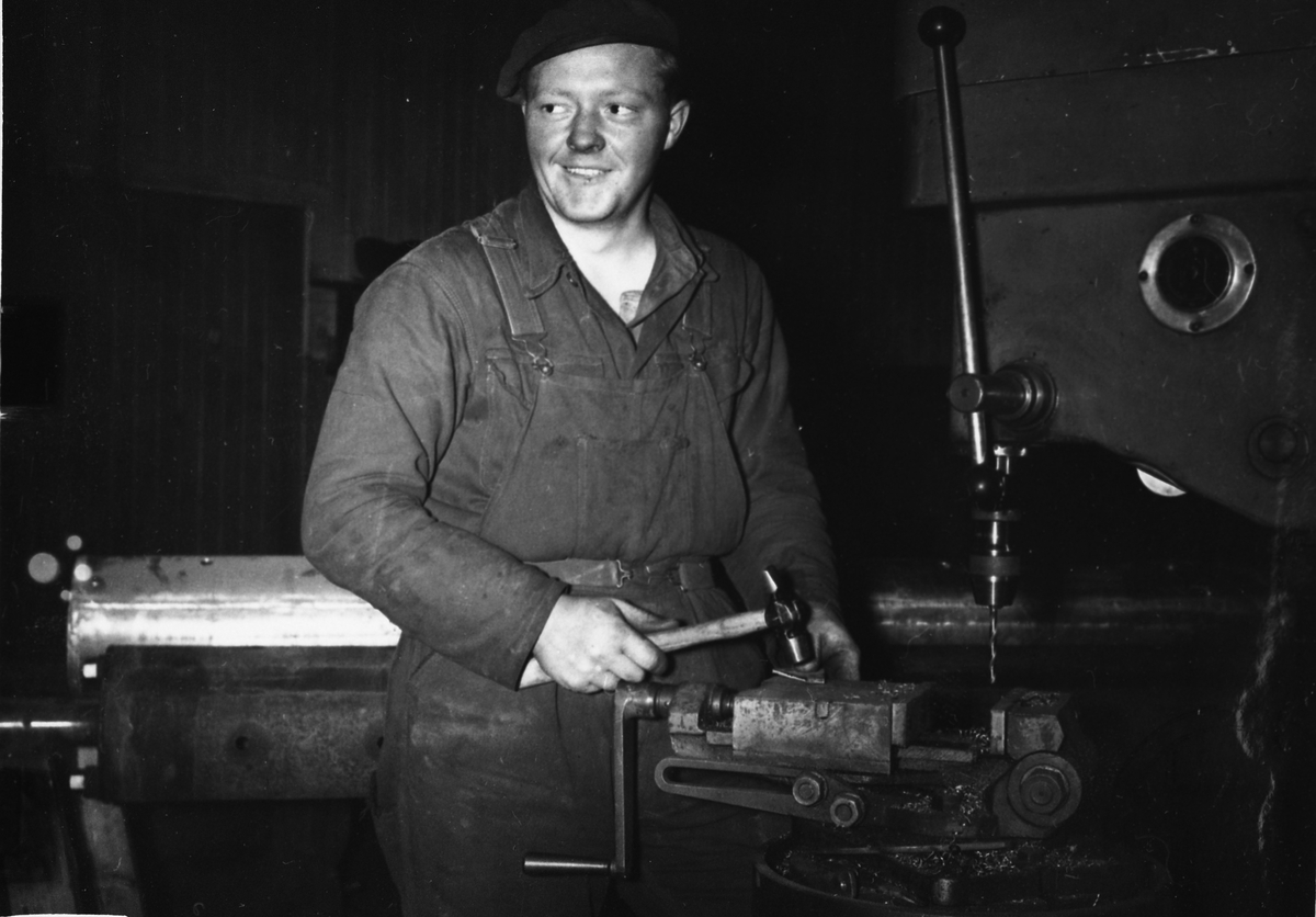 O. Rustand F: F. Reportasje, Verkstedet i flotasjonen - reparatør Olaf Moseng