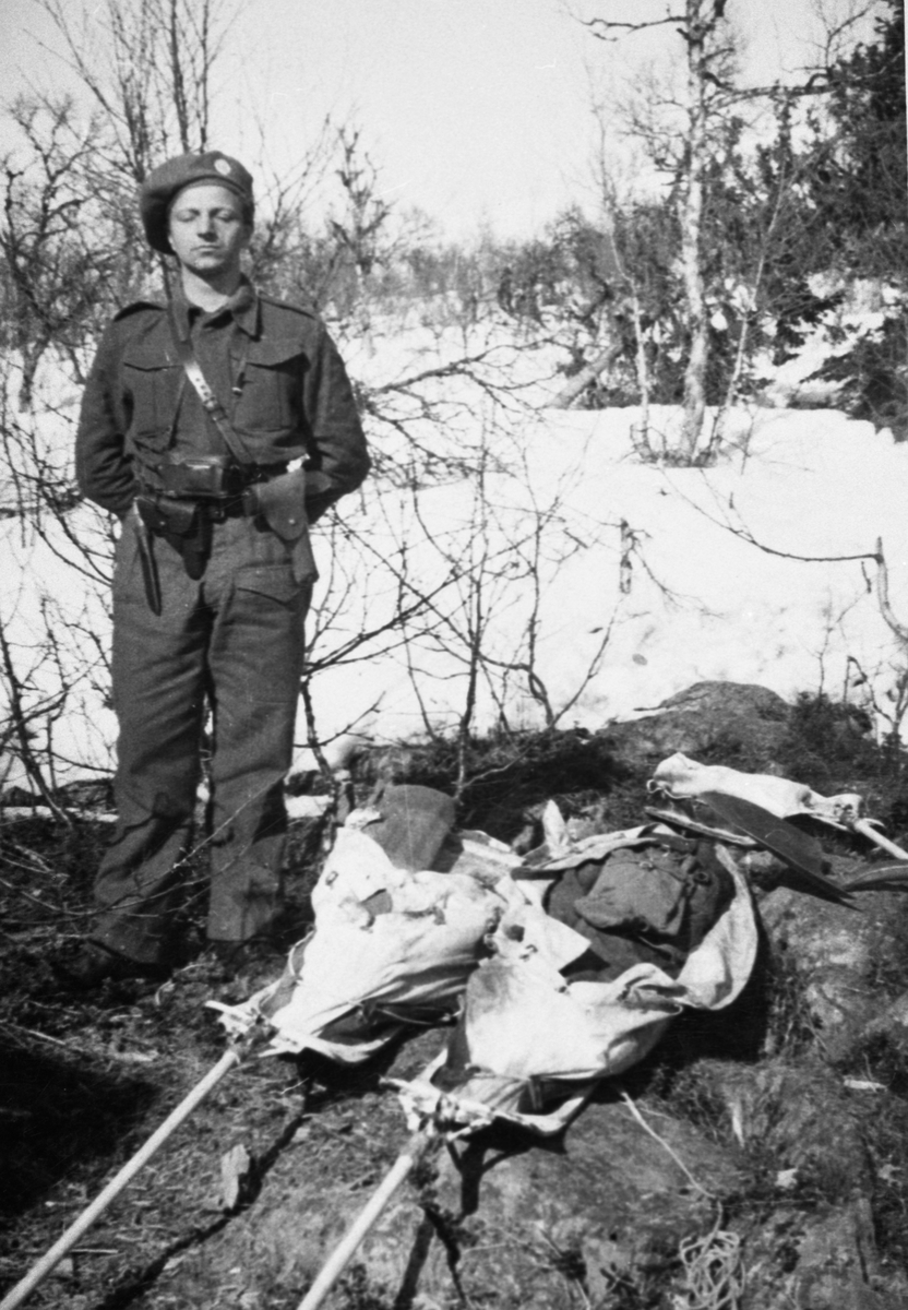 Oddvar Dobloug, Hans Lund ved pulk (canadisk pulk av merket Tomboga) (Se også MINØ.37993 og MINØ. 037998))