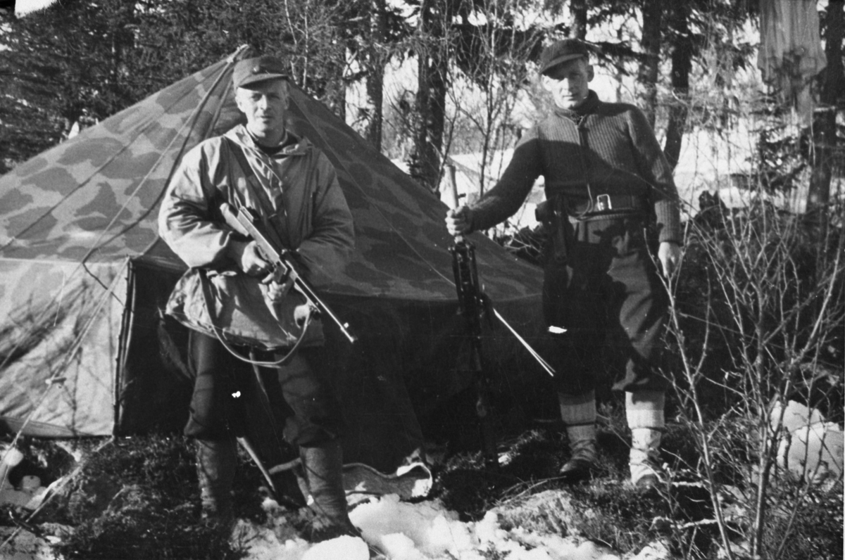 Oddvar Dobloug, Telt utenfor Ruudshytta som ble satt opp som supplement for overnatting (Se også MINØ.037962)