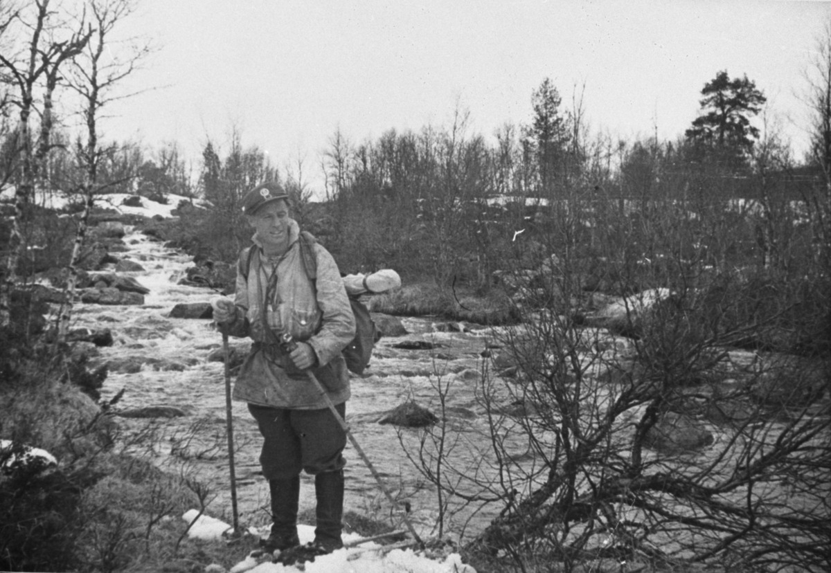 Oddvar Dobloug, Rolf Øvergaard krysser Storgyta på vei ned fra basen 8. mai 1945 (Se også MINØ.038005)