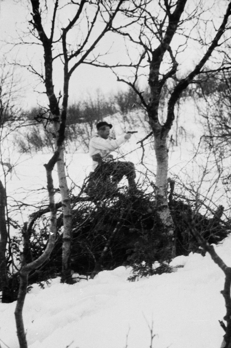 Oddvar Dobloug, Skyteøving - Arne Ratchje skyter på blink (Se også MINØ.037932)