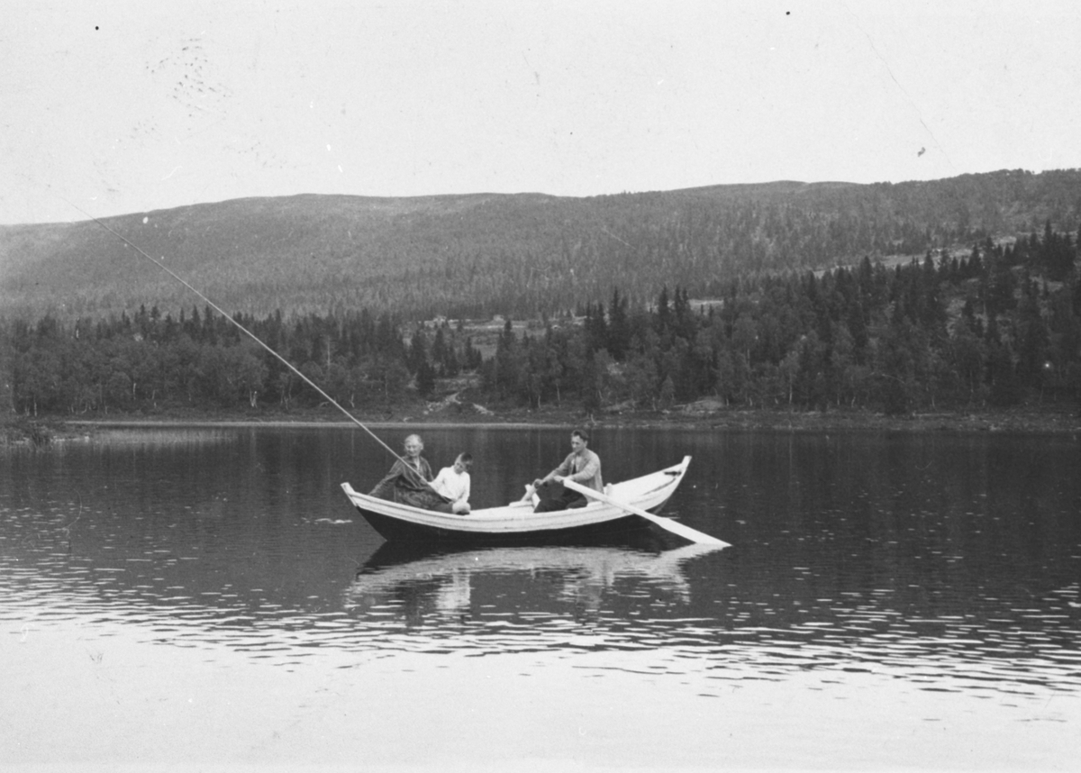 Ukjent, Mann, kvinne og gutt på fisketur