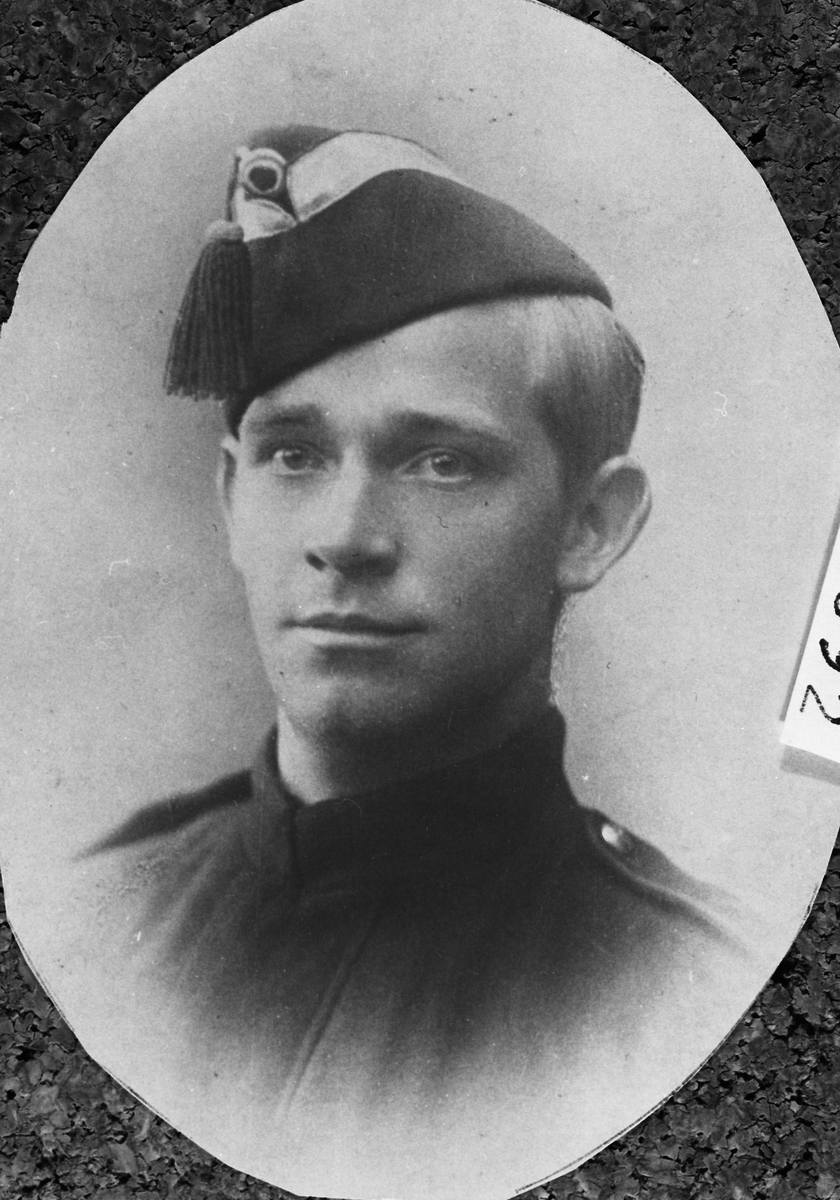 Ukjent, Portrett av ung mann i gardeuniform