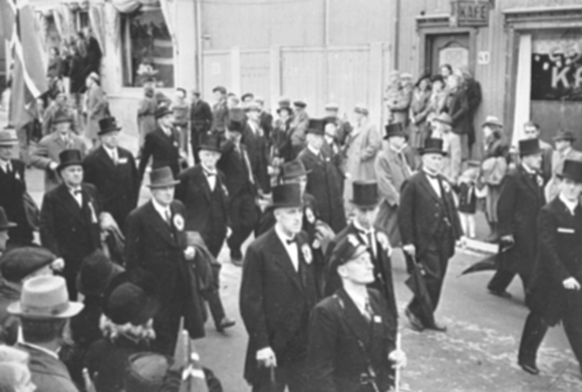 Anno Domkirkeodden, 17. MAITOG, BORGERMESTER PEDERSEN, DISP. PLATOU, LÆRER ERIKSEN BAKERSTE RAD: J. NILSEN, ALFSTAD, PLATOU, NESTE RAD: SIG. PEDERSEN, JOHANSEN, ANDERSEN, BAKERMESTER BERGH, ADV. BERG. , FØRSTE RAD: SKOLEBESTYRER ERIKSEN, RASCH HALVORSEN. , SKOLEBESTYRER EIDE. SIGV. SØRENSEN, REKTOR STEEN, BORGERTOG