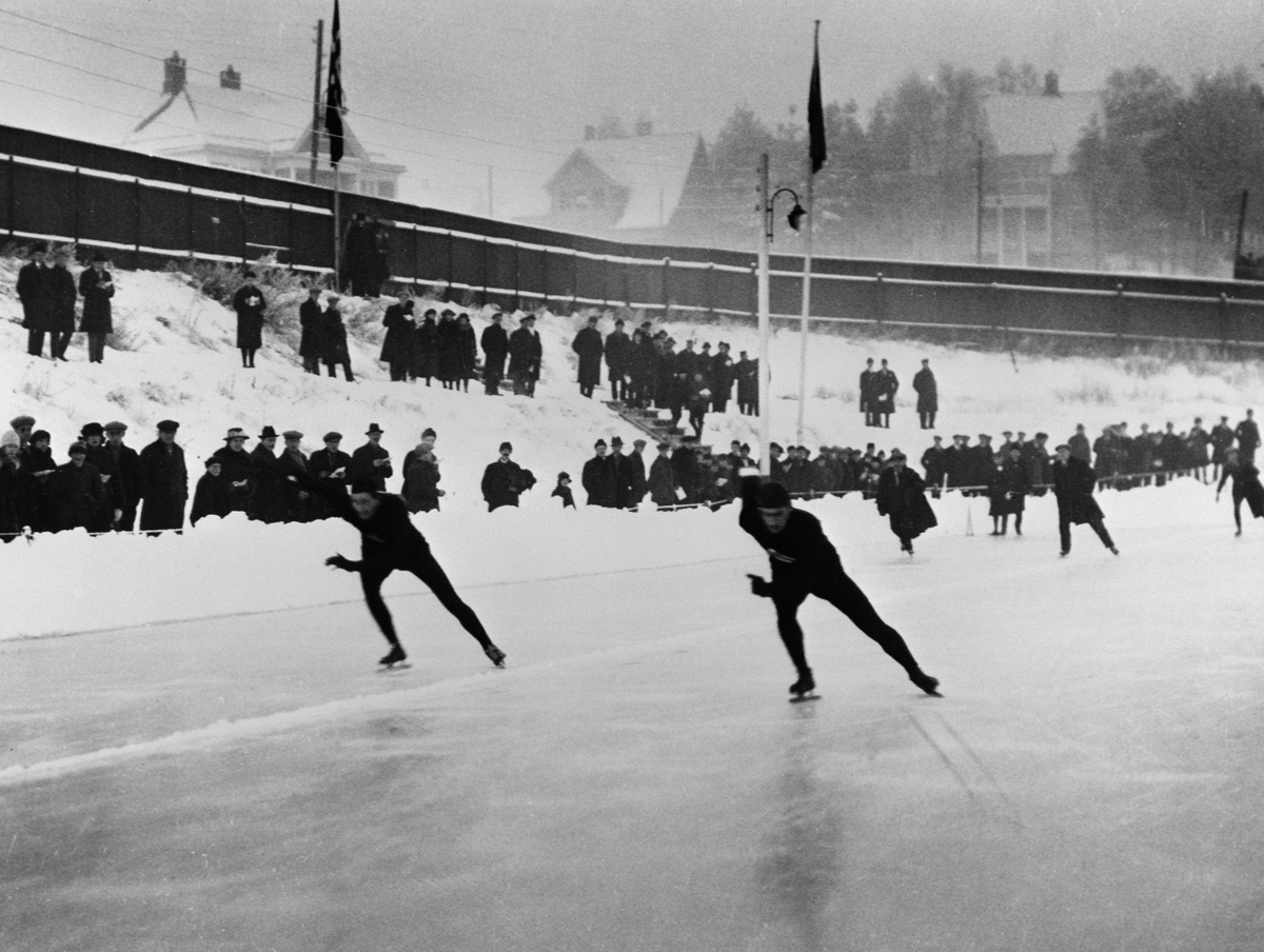 Anno Domkirkeodden, HAMAR STADION, SKØYTELØP, EM. EUROPAMESTERSKAP 1923, START PÅ 10 000 METER MED CLAS THUNBERG, (FINLAND) OG JACOB MELNIKOFF, (SOVJET).