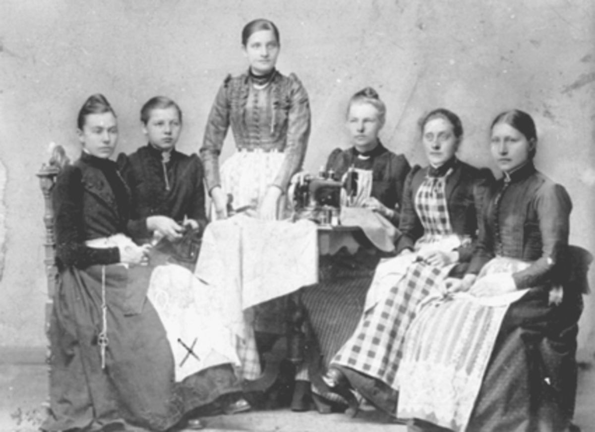 Anno Domkirkeodden, KVINNER. SYDAMER. TIL VENSTRE PAULINE ERIKSEN FØDT LARSEN 1866 - 1941, GIFT MED MARIUS ERIKSEN, SYMASKIN