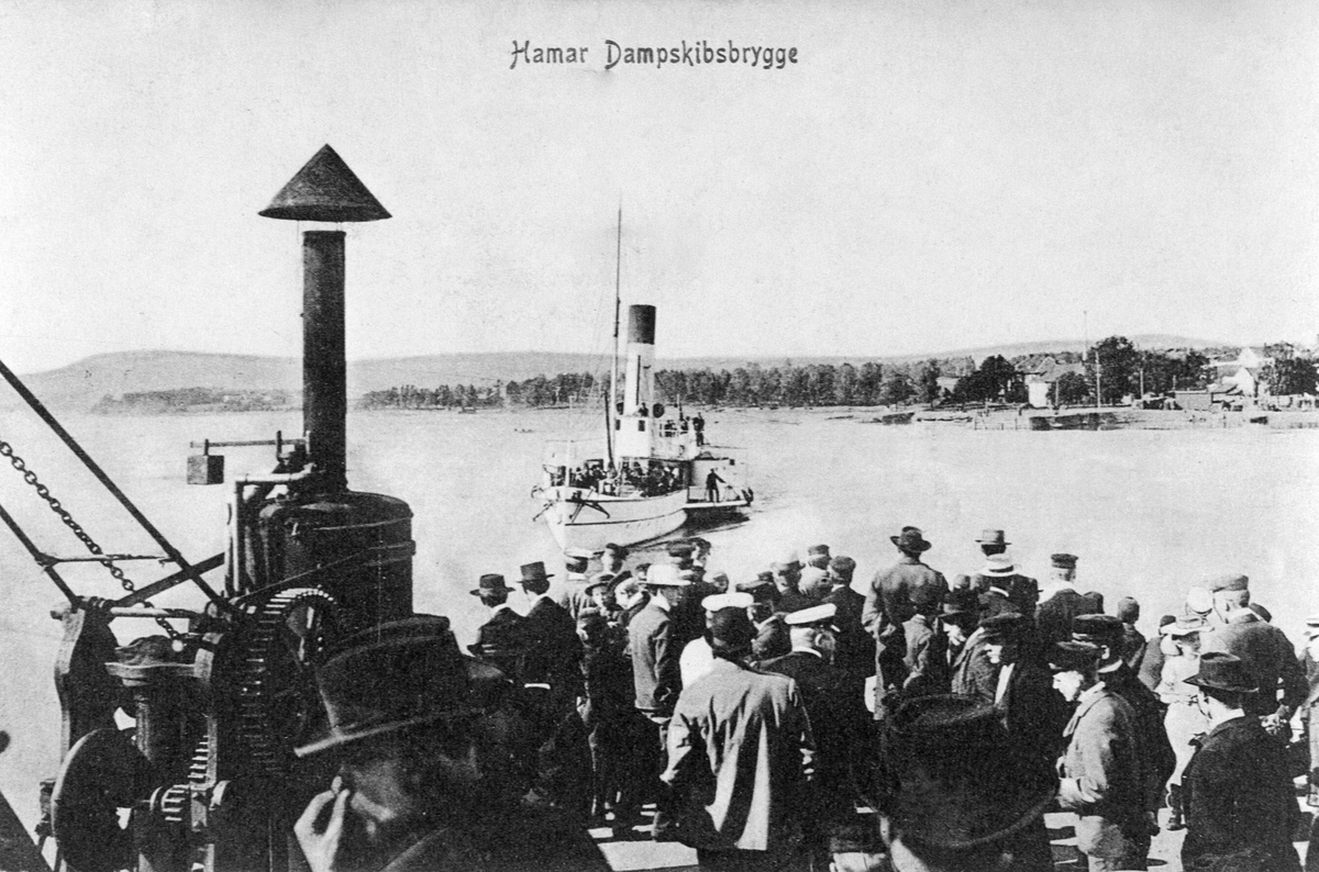 Anno Domkirkeodden, MJØSBÅTEN D. S. SKIBLADNER, JERNBANEBRYGGA, DAMPDREVET HEISEKRAN, HAMAR DAMPSKIBSBRYGGE, MYE FOLK. POSTKORT.