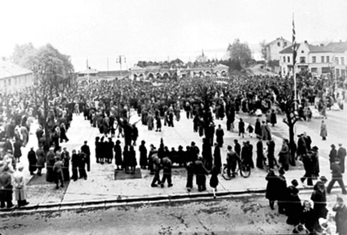 Anno Domkirkeodden, FOLKEMENGDE, STORTORGET, TALESTOL, BASARBYGNINGEN