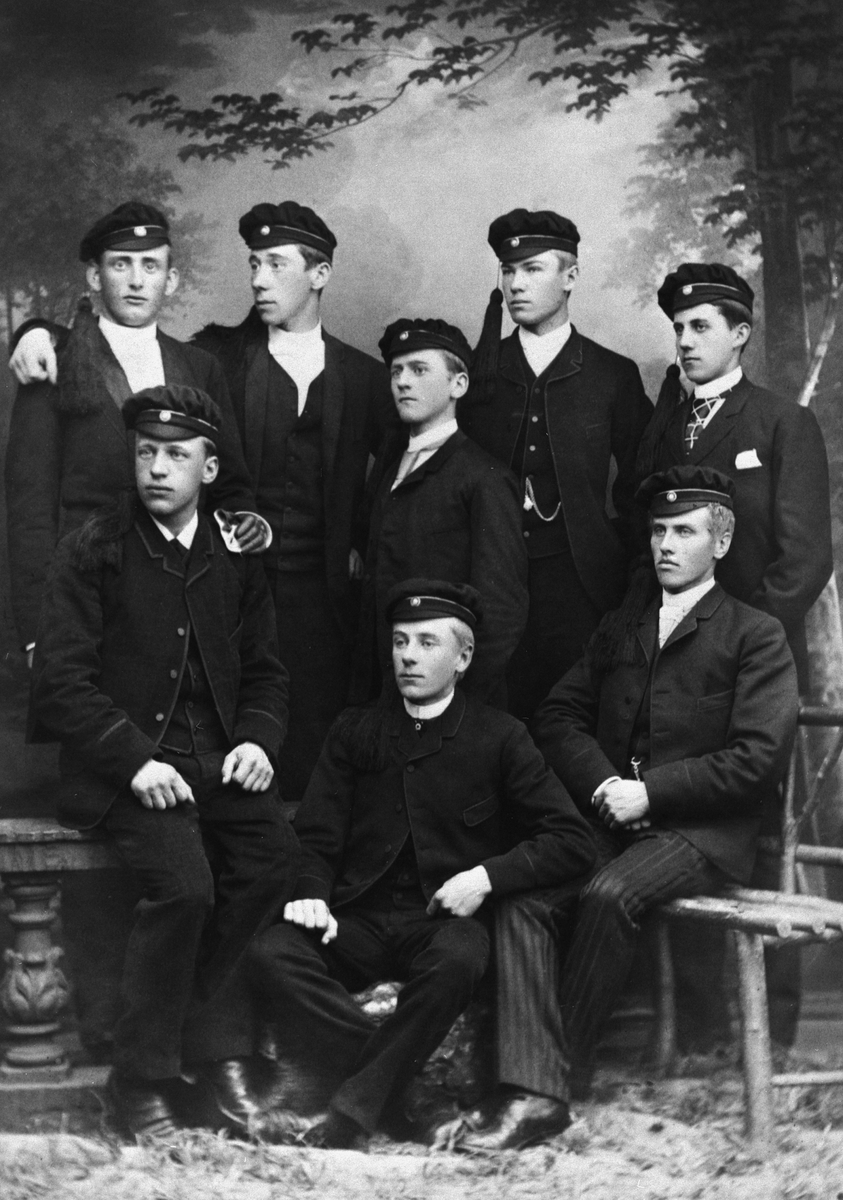 Anno Domkirkeodden, STUDENTKULL, 8 MENN, HAMAR KATEDRALSKOLE, ØVERST TIL VENSTRE: P. BREKDAL, Ø. R. FRICH, S. HALS, J. LUND, 2 RAD FRA VENSTRE: J. BRYHNI, I. FLIFLET, L. KLUNDBY, NEDERST: J. DOBLOUG