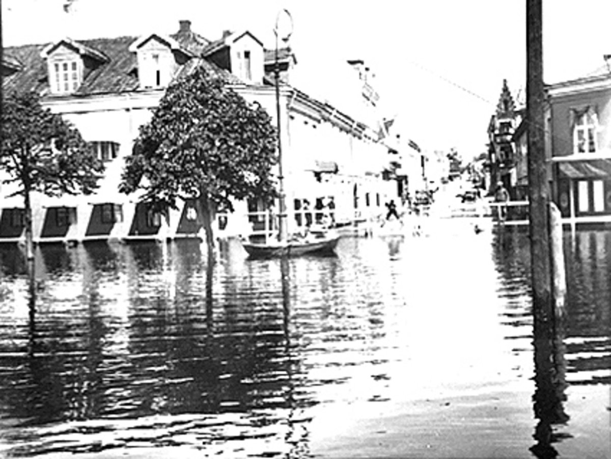 Anno Domkirkeodden, MJØSFLOM, STRANDGATA. /ENGGATA, VICTORIA HOTEL 11-17 1927, I SEILDUKSBÅT BYGD I 1892 SITTER CHRISTIAN W. LINDMANN, OG HANS THEODOR LANDSTAD
