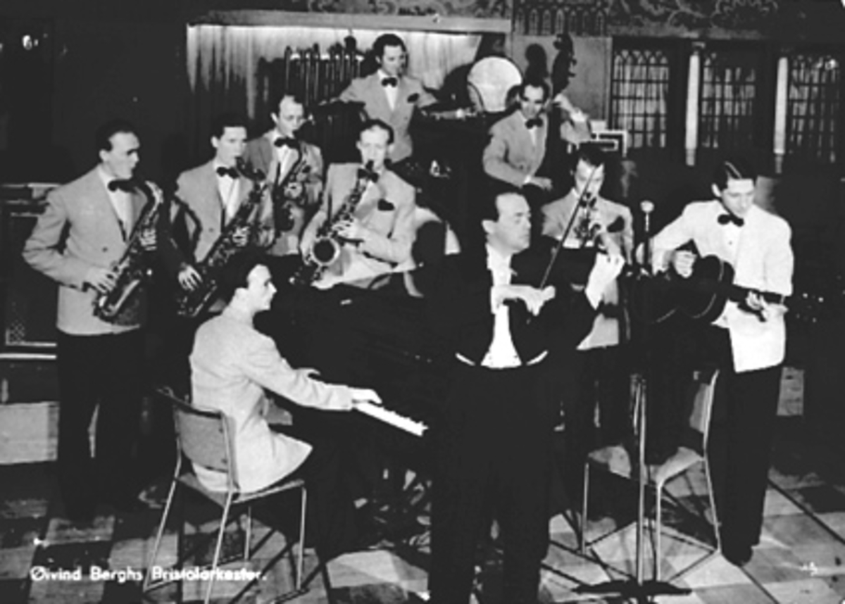 Anno Domkirkeodden, GRUPPE 10 MUSIKERE, ØIVIND BERGHS BRISTOLORKESTER, FORAN ØIVIND BERGH, . POSTKORT.