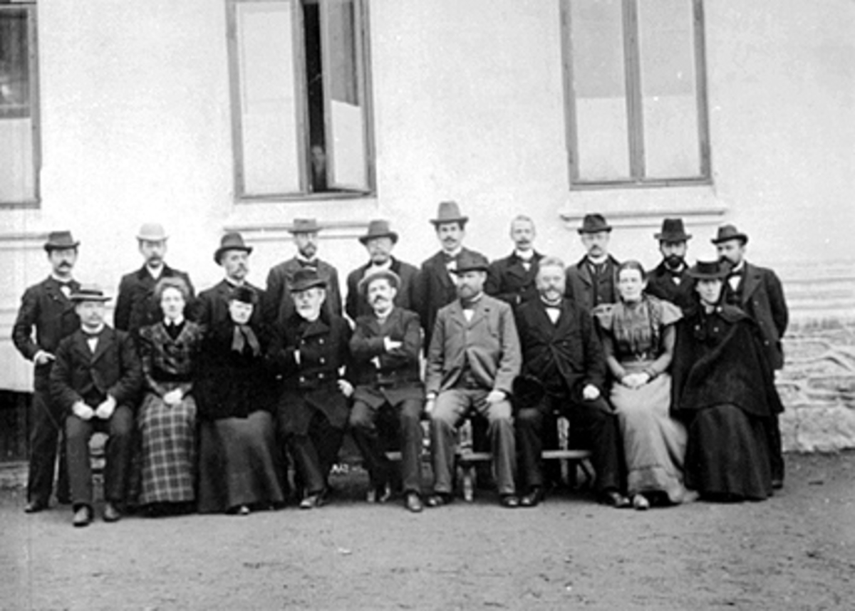 Anno Domkirkeodden, GRUPPE, LÆRERPERSONALET, HAMAR HØIERE ALMENSKOLE, HAMAR KATEDRALSKOLE. BAK FRA VENSTRE: JOHAN SØRSDAL, SOFUS LYSTAD, CHRISTIAN RAMSETH, SVERRE HAVIG, ?, ARNOLD ANDERSEN RØRHOLT, WILHELM GOMNÆS, NATHANAEL C. ROGNAAS, HAMMAR, ?, FREDRIK WEISSE, OG JOSEF CASPARI, FORAN FRA VENSTRE: GEORG PRAHL HARBITZ…
