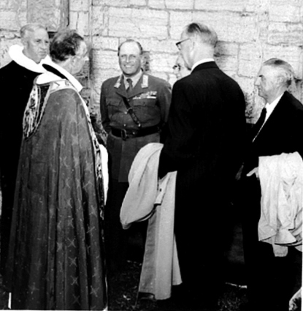 Anno Domkirkeodden, HAMARDAGEN 1955, PREST, BISKOP SCHJELDERUP, HKH. KRONPRINS OLAV, LENGST TIL HØYRE RÅDMANN SIG. PEDERSEN, VED SIDEN AV HAN ORDFØRER AUDENSEN.