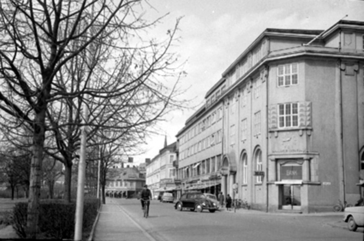 Anno Domkirkeodden, OVERSIKT FRA STRANDGATA 41, OPLANSDSKE KREDITBANK, DNC TIL A. STEEN GÅRDEN, BILER OG FOLK.
