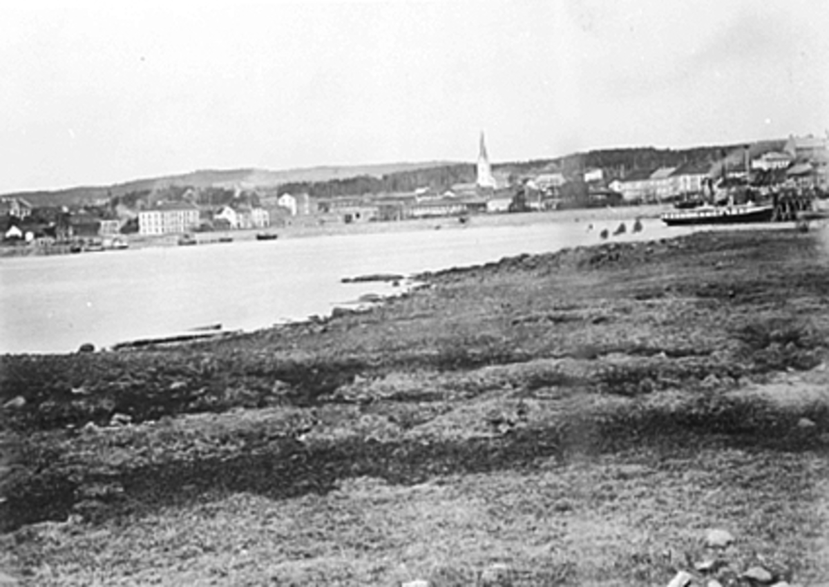 Anno Domkirkeodden, Panorama, Hamarbukta, D. S. Tordenskjold ved Jernbanebrygga, Tjuvholmen. Dagen må ha vært varm da alle markiser er nedrullet for butikkvinduene etter Strandgtata.