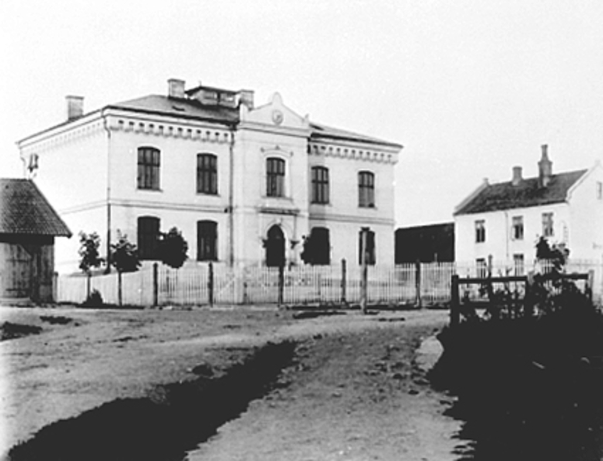 Anno Domkirkeodden, EKSTERIØR, MIDTBYEN SKOLE, HAMAR FOLKESKOLE FØR PÅBYGGINGI 1892. BRANNVAKTTÅRNET PÅ TOPPEN AV SKOLEN, TIL HØYRE SEES DET GAMLE SPRØYTEHUSET