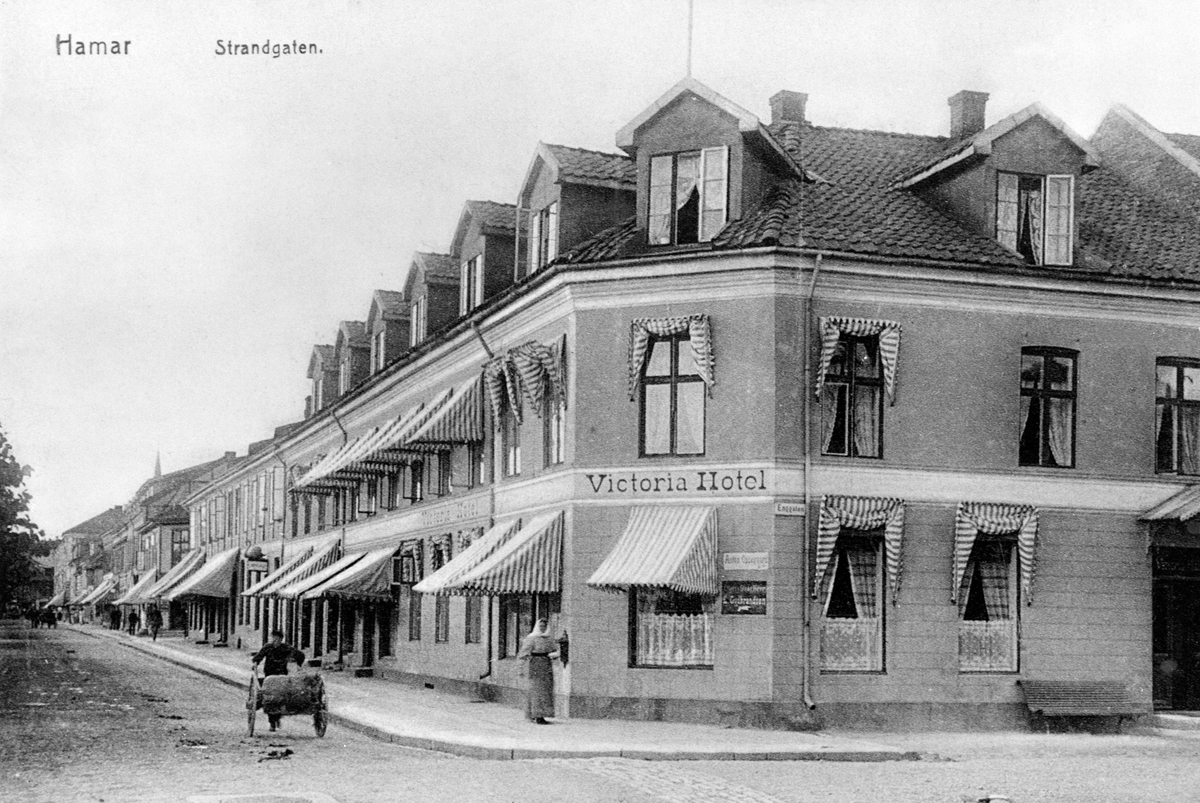 Anno Domkirkeodden, Eksteriør Strandgata 21 i Hamar, Victoria Hotell, mann med håndkjerre.