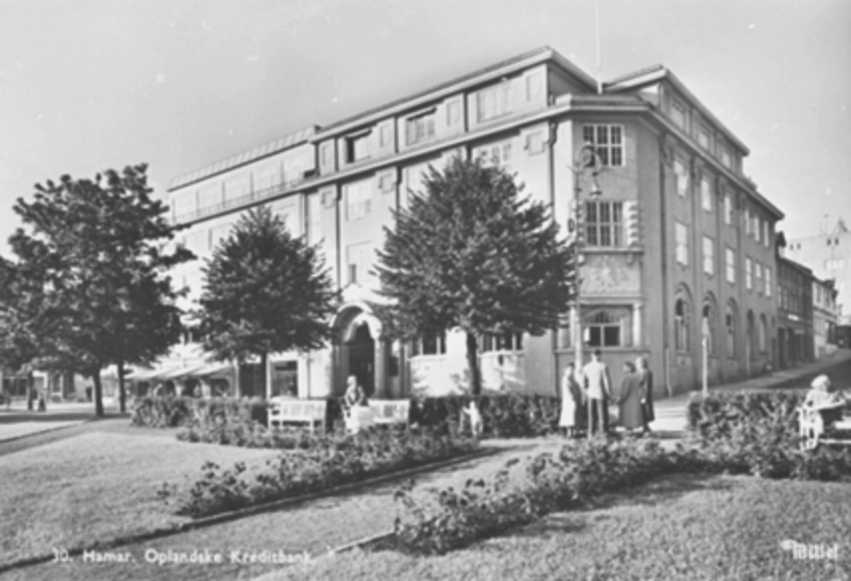 Anno Domkirkeodden, EKSTERIØR, STRANDGATA. 41 I HAMAR, OPLANDSKE KREDITBANK, STRANDGATEPARKEN, FOLK I PARKEN.