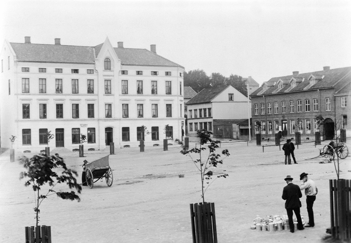 Anno Domkirkeodden, Stortorget med Aasgården, Ramsethgården og Jønsrudgården. Blikkenslager med sine varer. Hestekjerrer. Stiftsprost Hans Emil Erichsen bodde i 3etg. ved århundre-skiftet.