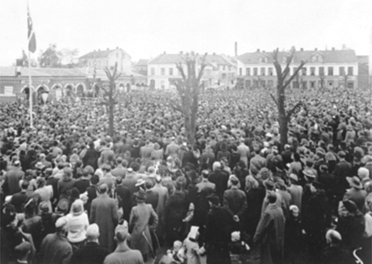 Anno Domkirkeodden, 17 MAI, STORTORGET, 1945, STOR FOLKEMENGDE, BASARBYGNINGEN