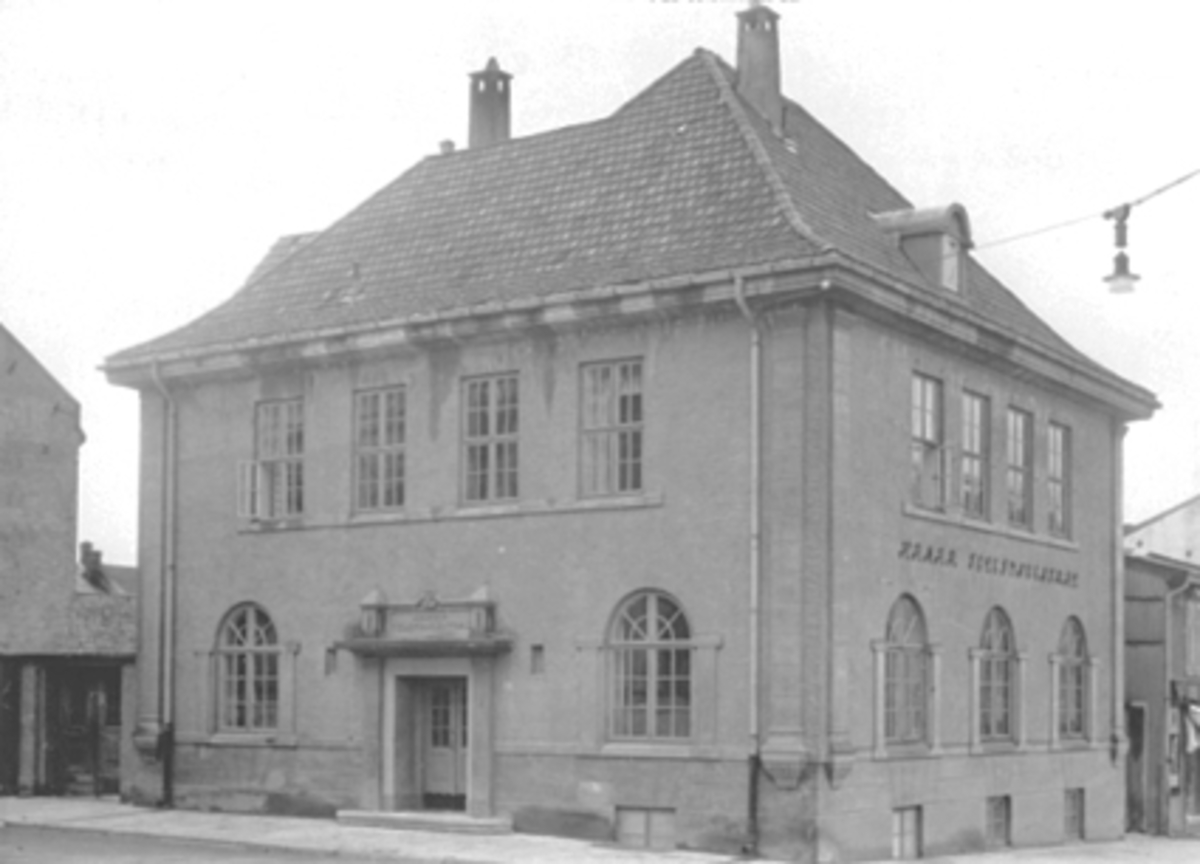 Anno Domkirkeodden, EKSTERIØR HAMAR TELEFONCENTRAL, TELEFONFORENING, SVERRESGATE 31, TEGNET AV SVERRE KNUDSEN, BYGGET I 1920, FOTO FRA 1948.