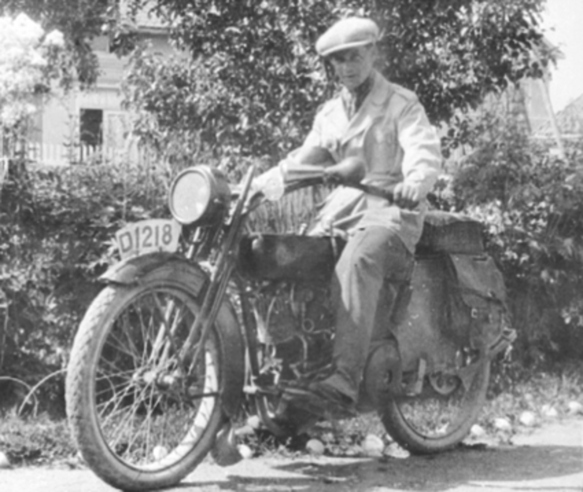 Anno Domkirkeodden, KRISTIAN BÆKKELUND PÅ MOTORSYKKEL, D 1218. En Harley Davidson modell F 1000cc fra 1923-24.