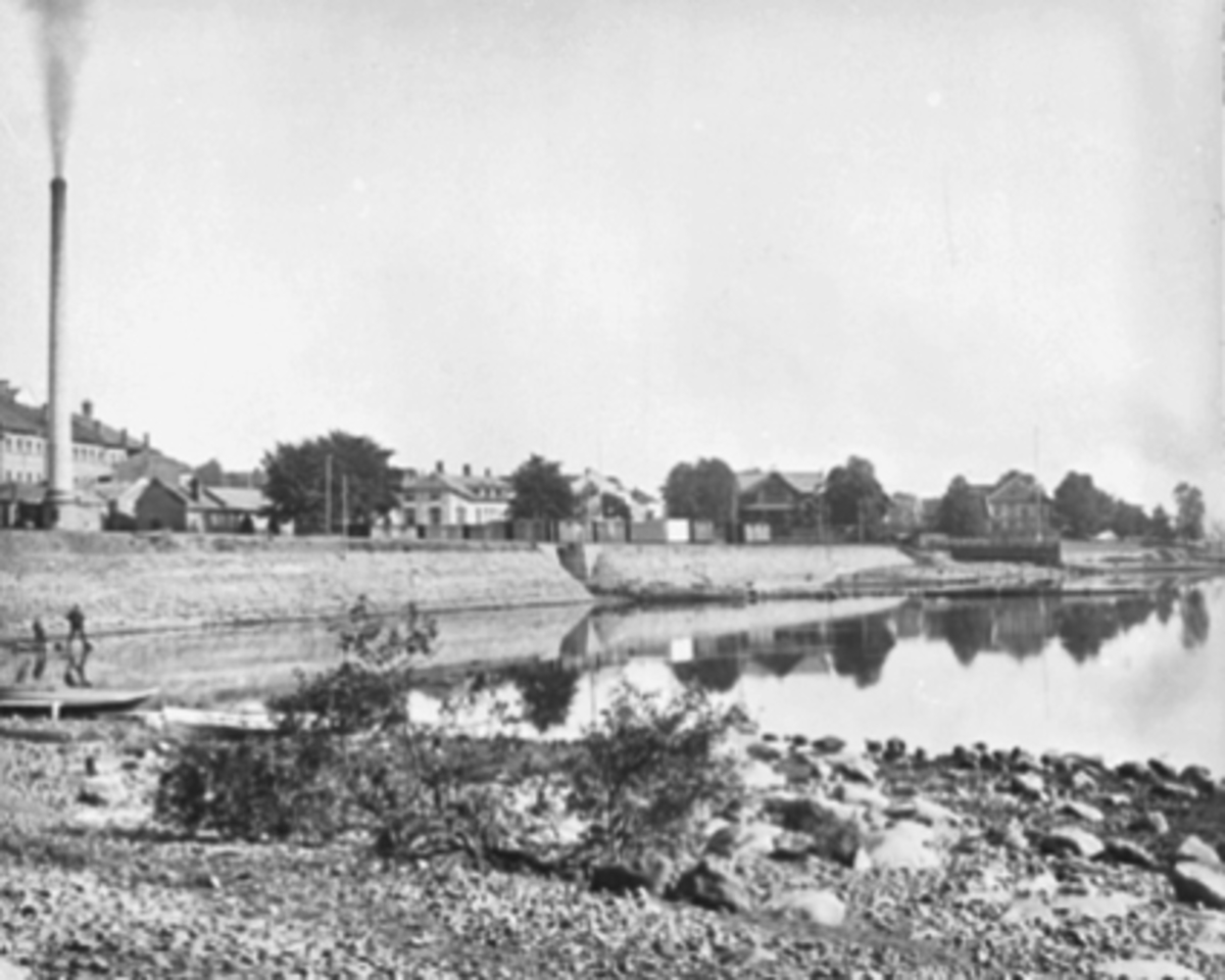 Anno Domkirkeodden, Melkefabrikken med jernbanevogner på sidesporet. Bebyggelse i Skappelsgt. og Høiensalodden. Koigen er brygga til Melkefabrikken. Flakstadvillaen.