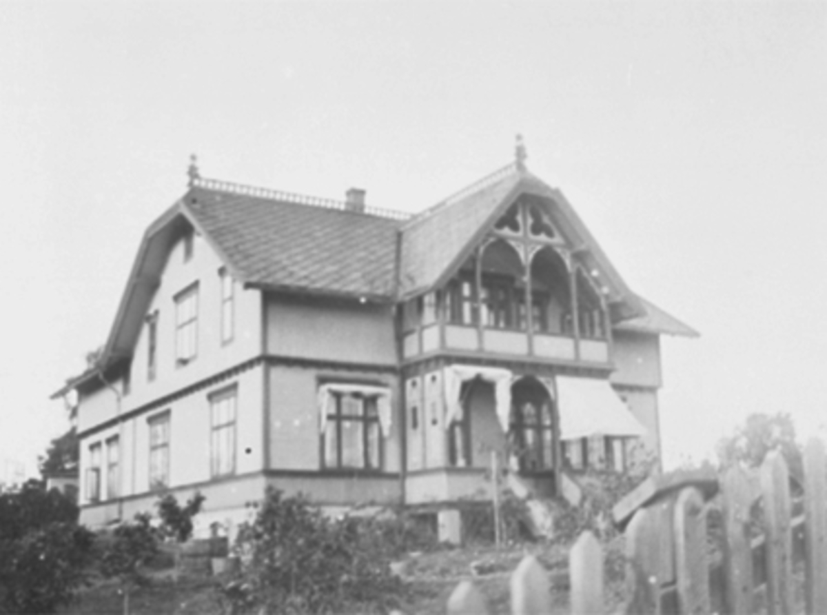 Anno Domkirkeodden, EKSTERIØR BRYGGERIFULLMEKTIG HAGENS HUS, VESTREGATE 32, HAGE, VERANDA,