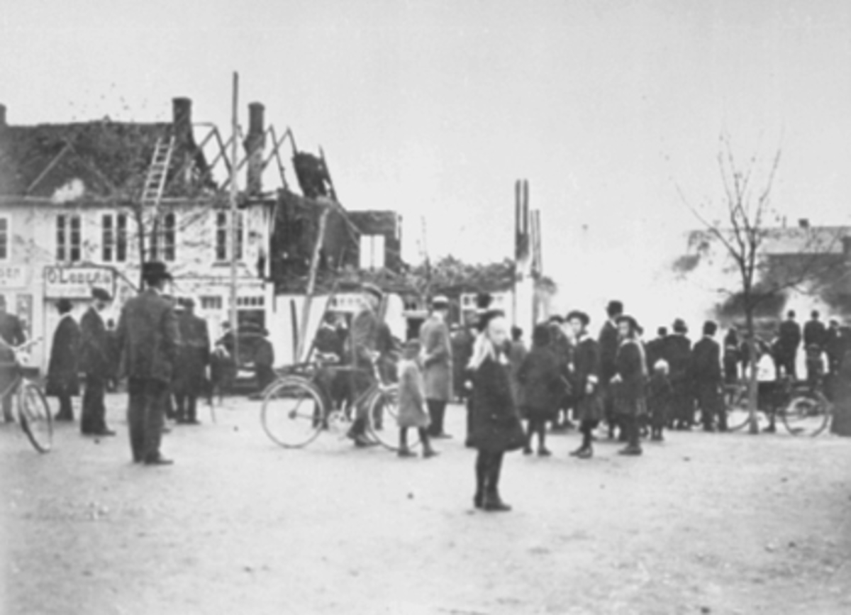 Anno Domkirkeodden, ØSTRE TORG KLOKKEN FIRE OM MORGENEN. 13/10-17. BRANNTOMT MYE FOLK SAMLET