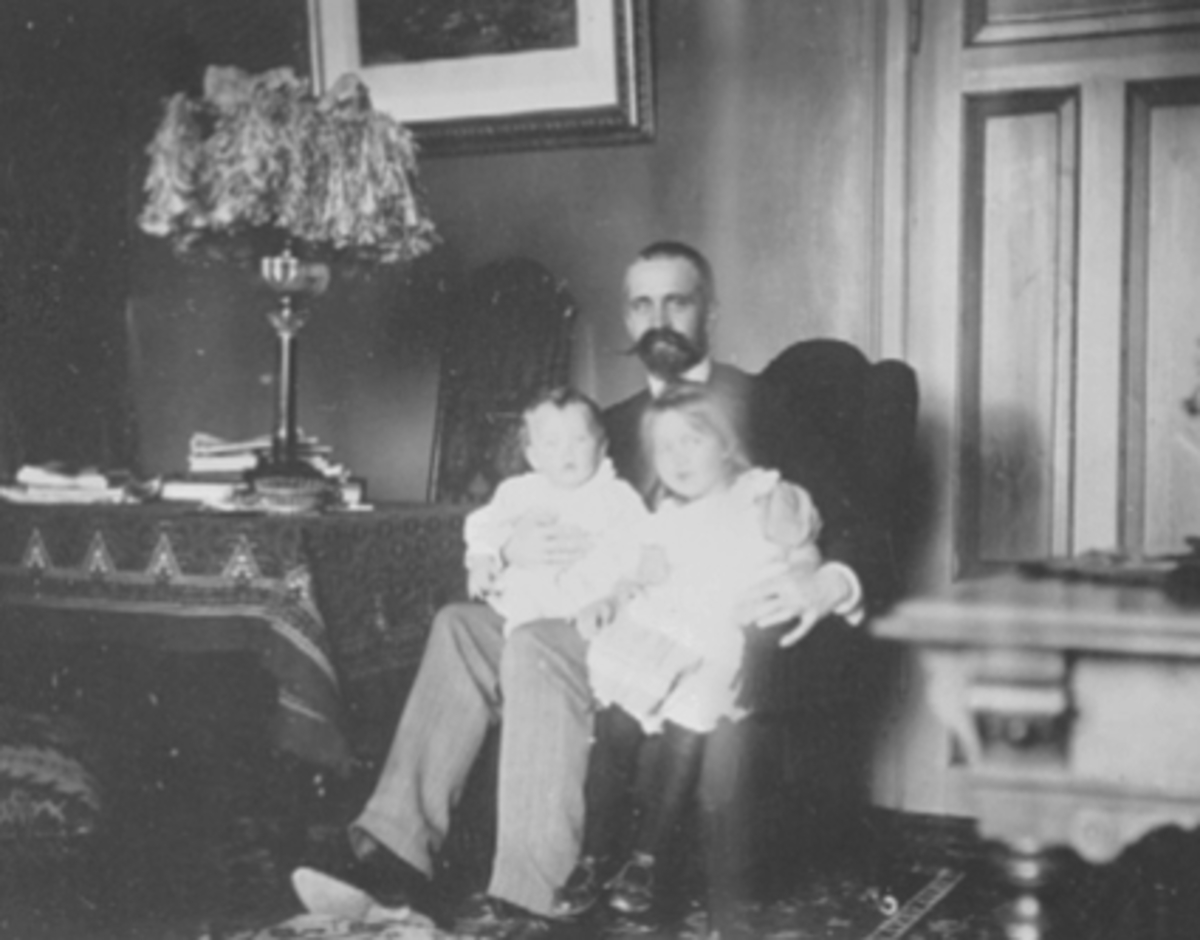 Anno Domkirkeodden, INTERIØR, BANK-BOKHOLDER CARL BORCHREVINK MED 2 BARN