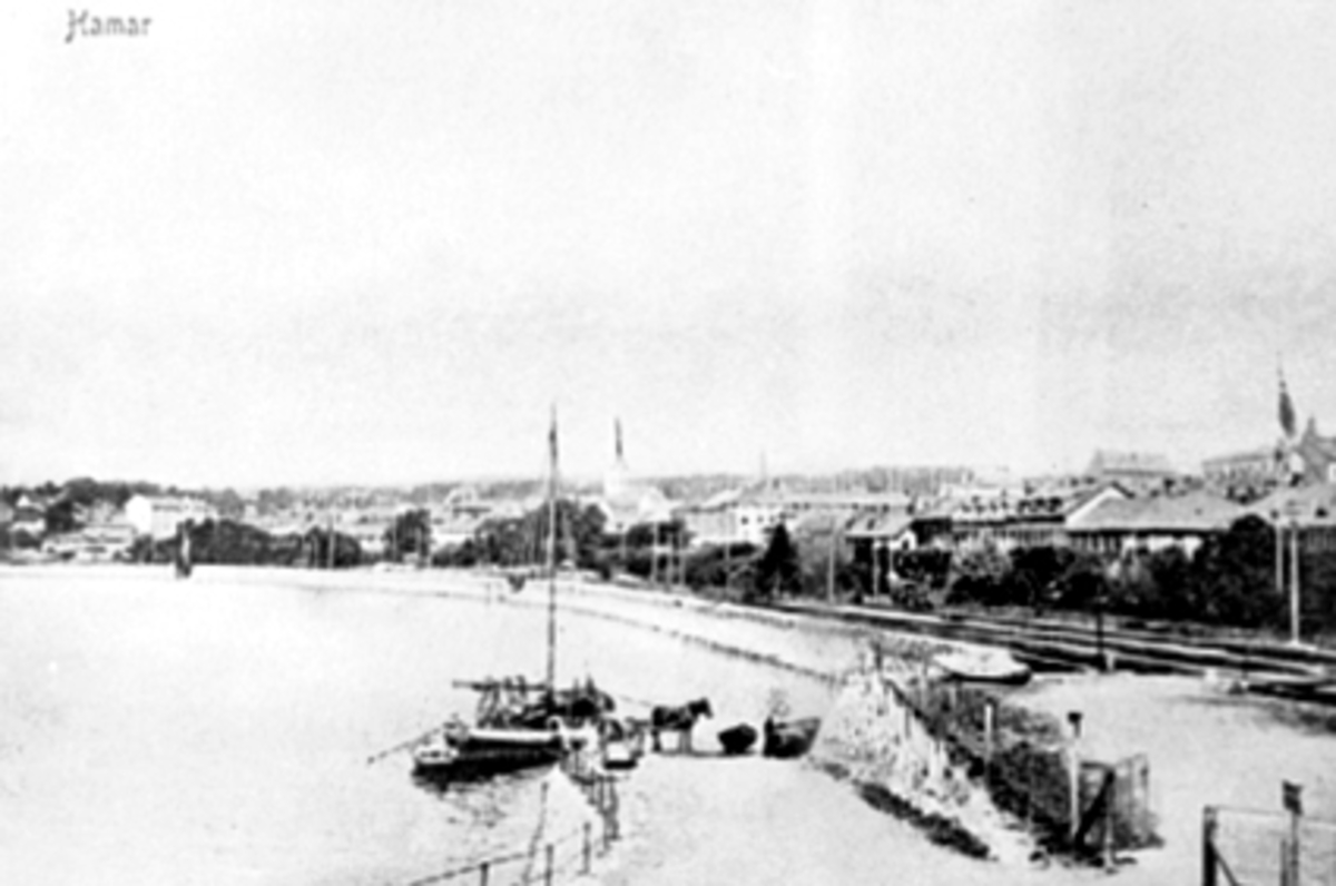 Anno Domkirkeodden, STRANLINJE NEDENFOR STRANDGATEHAGEN, SEILBÅT, HEST, STRAND, FLOM I MJØSA