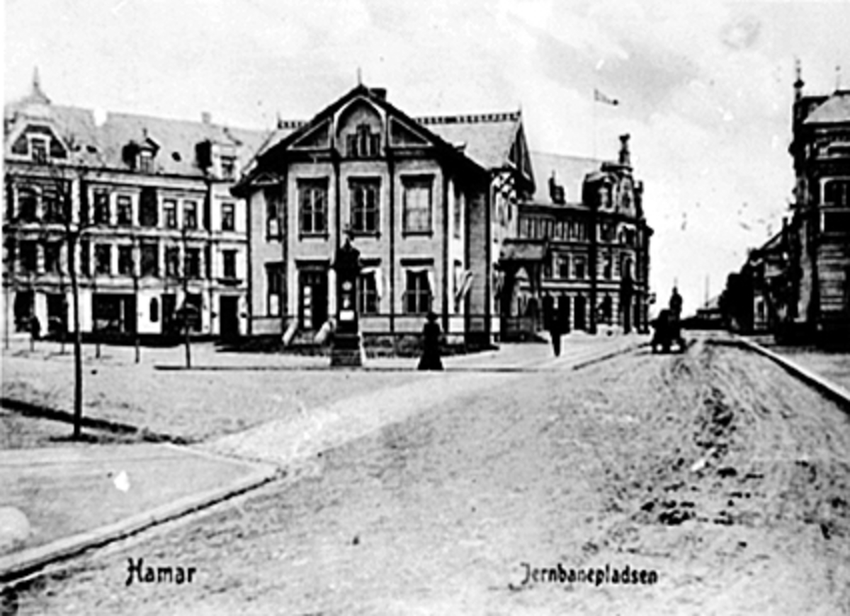 Anno Domkirkeodden, EKSTERIØR FØRSTE OG TREDJE STASJONSBYGNING, JERNBANEPLASSEN, GRAND HOTELL I BAKGRUNNEN, FOLK