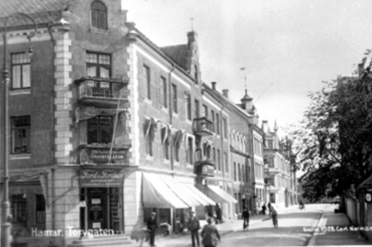 Anno Domkirkeodden, EKSTERIØR TORGGATA 13, TELEGRAFSTASJON, RIKSTELEFON, FOLK OG SYKLER