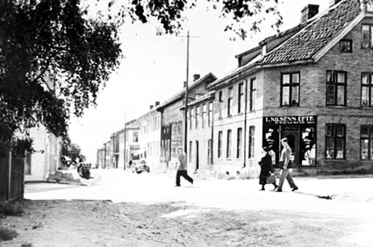 Anno Domkirkeodden, EKSTERIØR TORGGATA 102/MORTERUDSGATE. , L. NILSENS EFTF. FORRETNING, FOLK