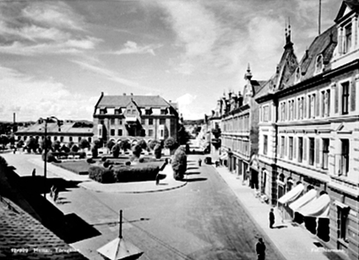 Anno Domkirkeodden, JERNBANEPLASSEN, TORGGATA/STRANDGATA, VANG SPAREBANK, GRAND HOTEL, VANGS SPAREBANK I MIDTEN, GRAND HOTELL TIL HØYRE