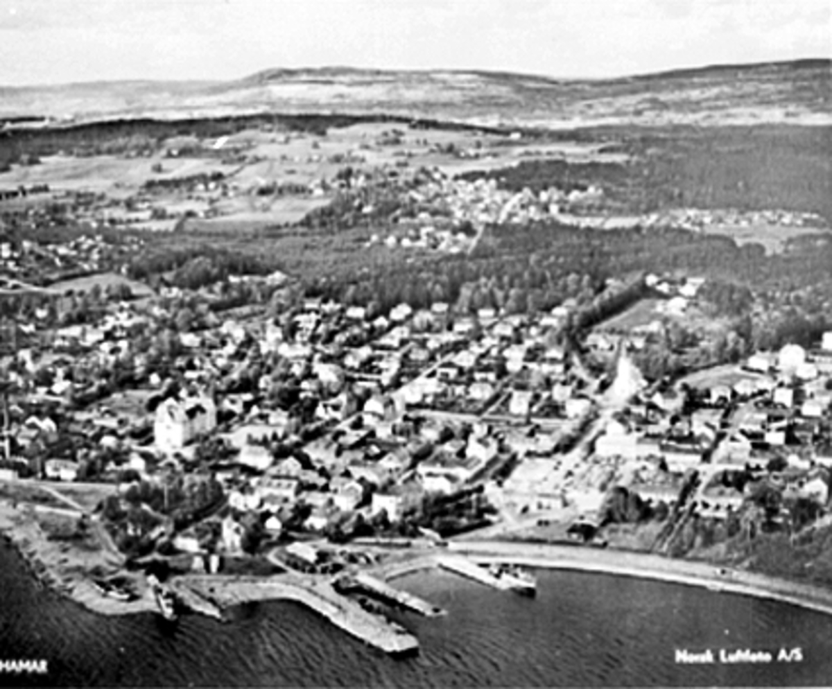 Anno Domkirkeodden, FLYFOTO, FRA HAMARBUKTA, HAMAR BRYGGE, STORTORGET, MELKEFABRIKKEN MOT STORHAMAR OG SKISTUA