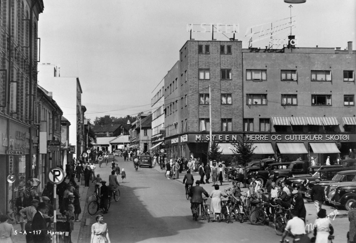 Anno Domkirkeodden, PARTI FRA TORGGATA MED ØSTRE TORG, MYE FOLKE, BILER, ØSTRE TORG