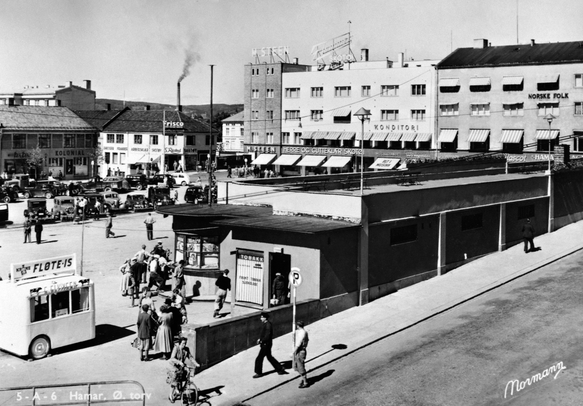 Anno Domkirkeodden, FRA ØSTRE TORG MED ELVSVEENS PØLSEBOD, OG NARVESENKIOSKEN, RUTEBILTAKET, MOT S. RUSTAD, FOLK, BILER