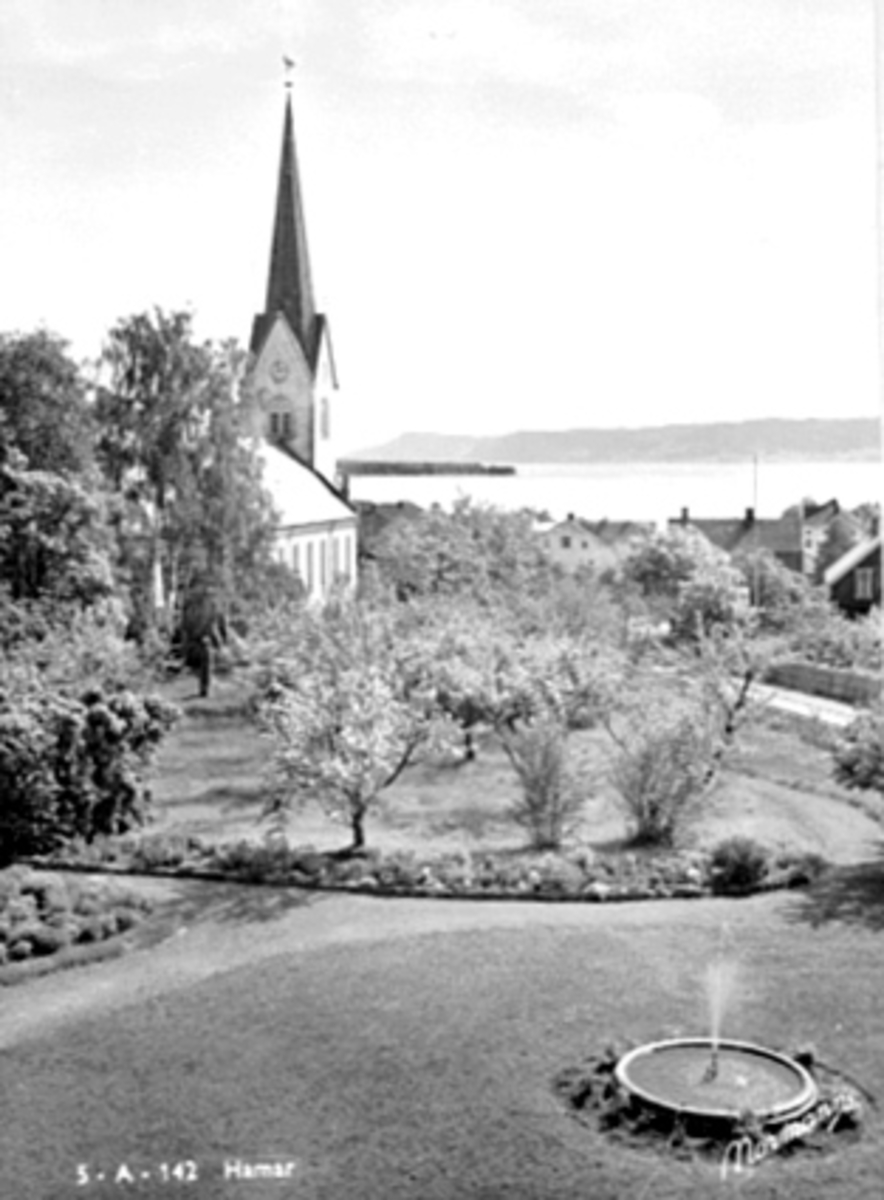Anno Domkirkeodden, EKSTERIØR HAMAR DOMKIRKE SETT FRA BISPEBOLIGEN, FONTENE I FORGRUNNEN
