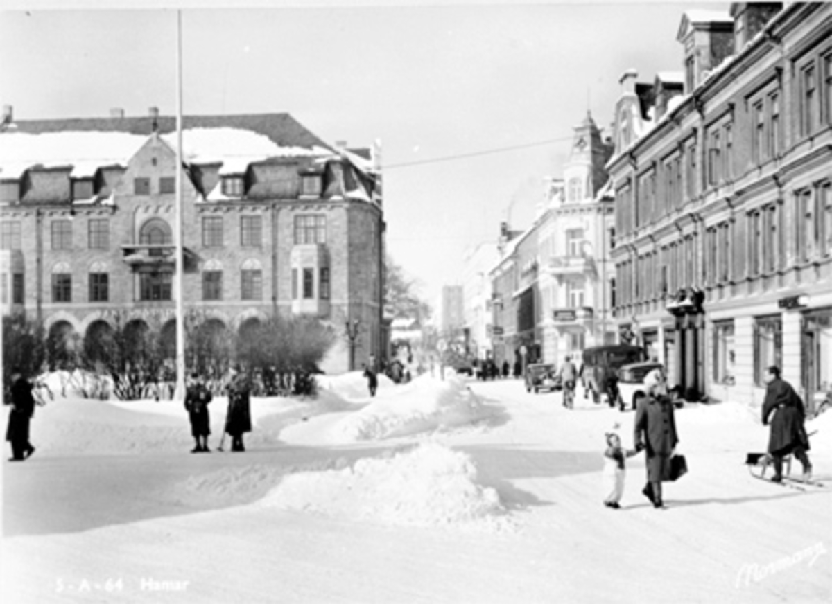 Anno Domkirkeodden, VINTER PÅ JERNBANEPLASSEN MOT ØSTRE TORG, FOLK, BRØYTEKANTER, SPARK