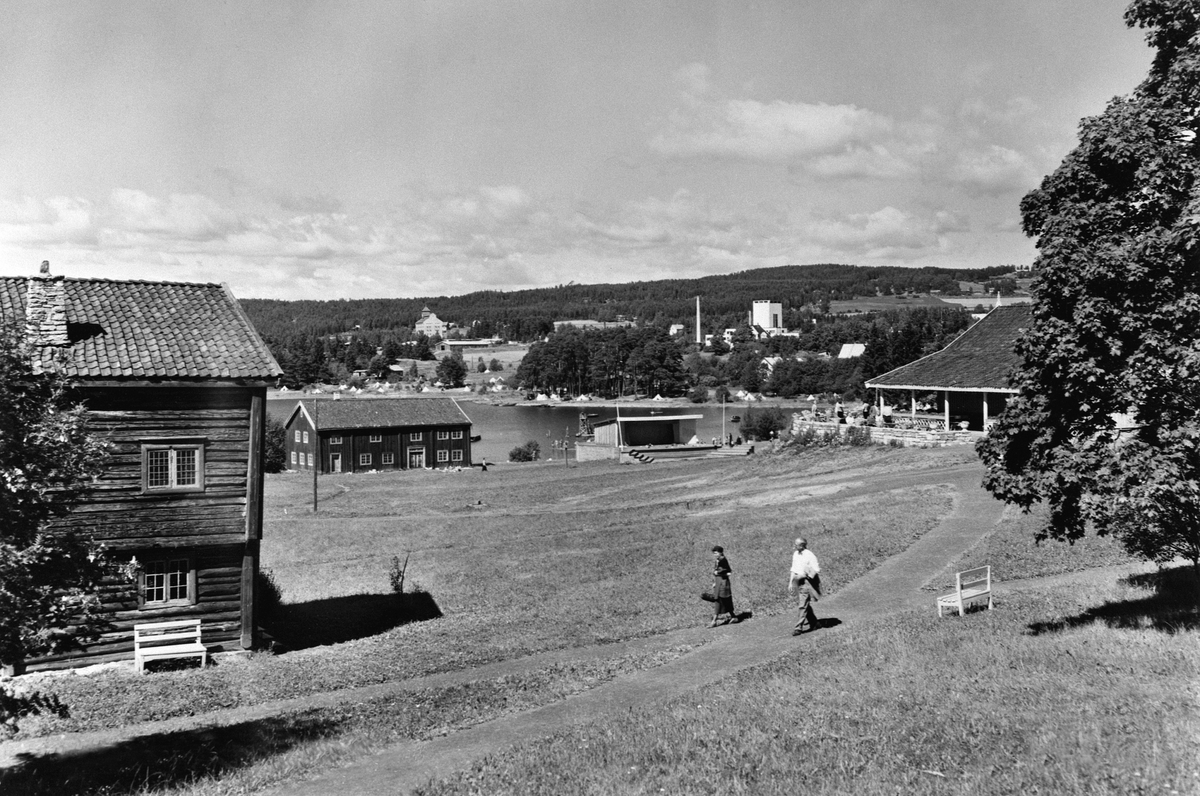 Anno Domkirkeodden, SOMMER PÅ DOMKIRKEODDEN OG HEDMARKSMUSEET, SKØIENBYGNINGEN, RESTAURANTEN, LØTENBYGNINGEN, SCENE