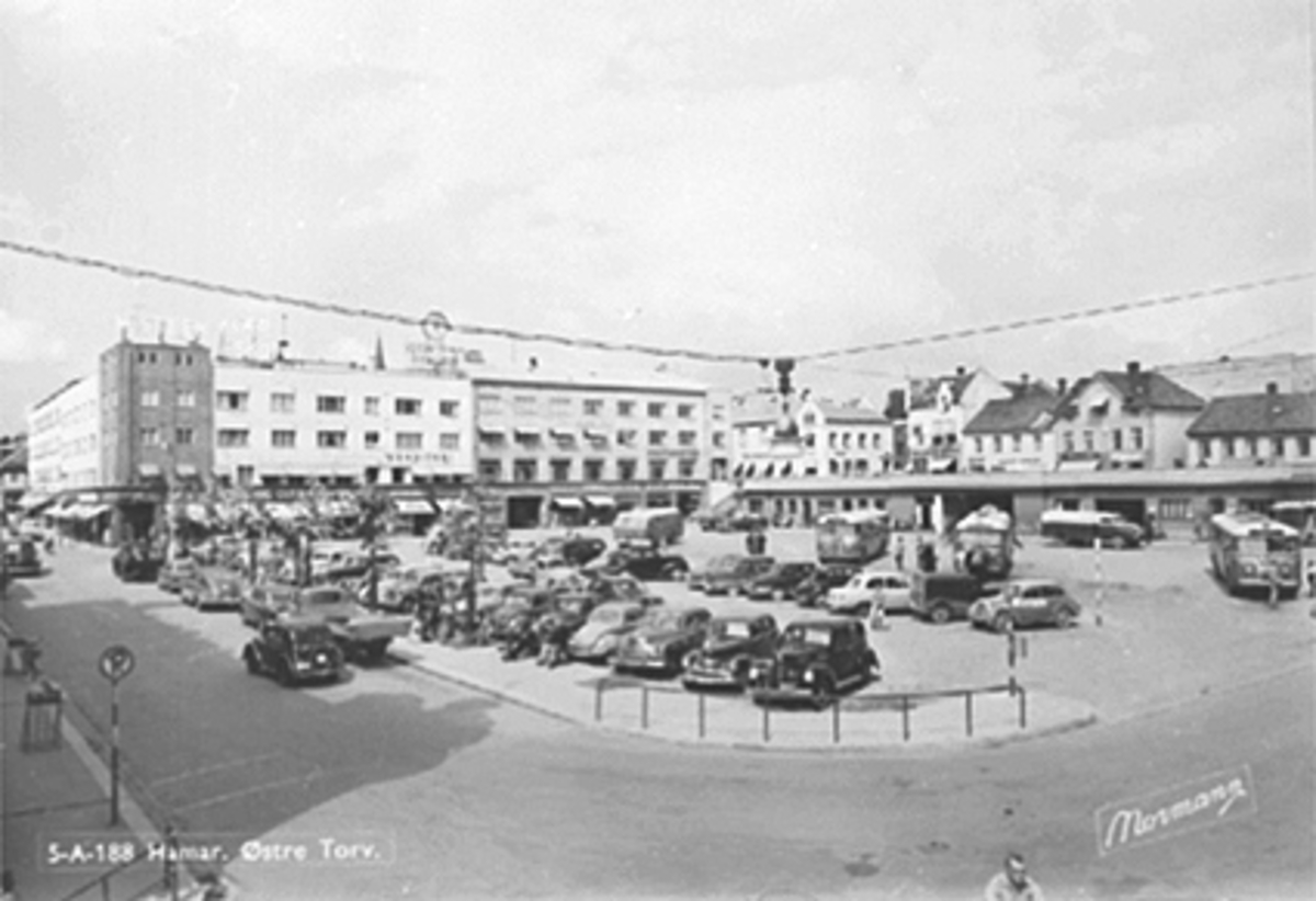 Anno Domkirkeodden, ØSTRE TORG MOT POSTHUSGÅRDEN, M. STEENGÅRDEN, BILER, BUSSER, FOLK, TRAFIKK, TORGGATA, RUTEBILHOLDEPLASSEN.