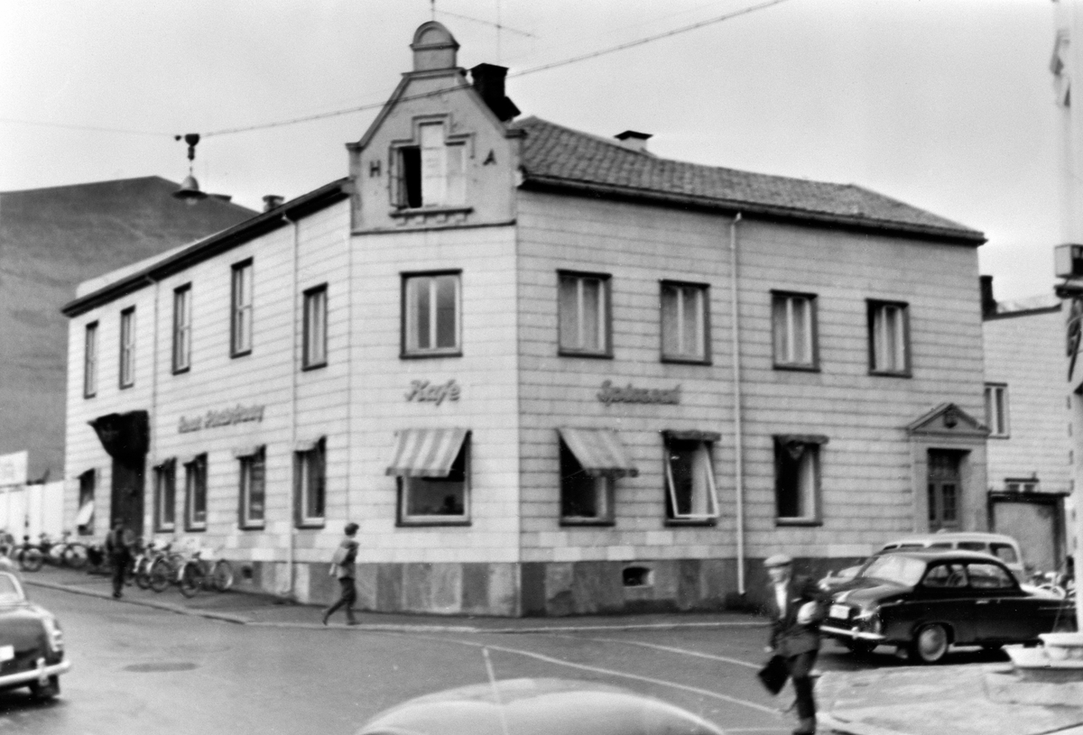 Anno Domkirkeodden, EKSTERIØR, GRØNNEGATA 51, ARBEIDERFORENINGENS KAFE, BILER, SYKLER, FOLK