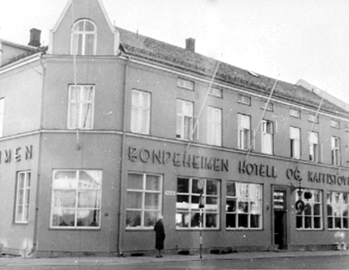 Anno Domkirkeodden, Eksteriør Vangsvegen 33 i Hamar, Bondeheimen hotell og kaffistove ble åpnet i 1922 og holdt det gående til 1960-årene.