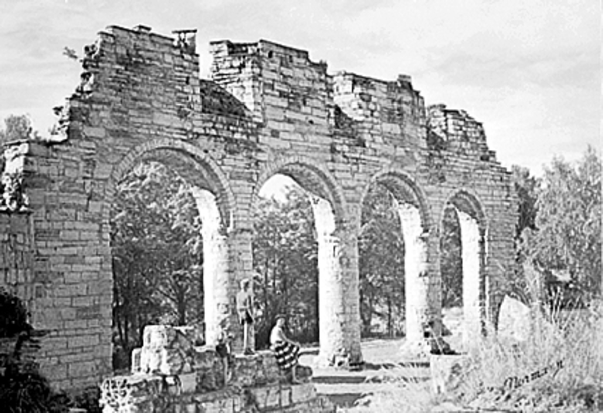 Anno Domkirkeodden, DEKSTERIØR OMKIRKERUINEN MOT VEST, DAME, GUTTER, HEDMARKSMUSEET OG DOMKIRKEODDEN