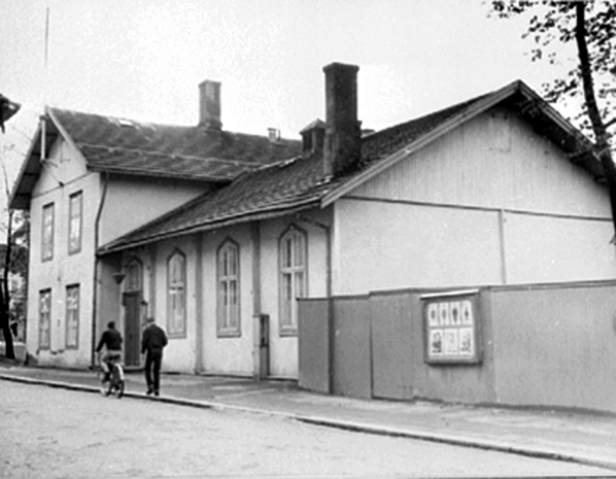 Anno Domkirkeodden, EKSTERIØR TORGGATA 72, 2 MENN, PLANKEGJERDE, FOTOUTSTILLING