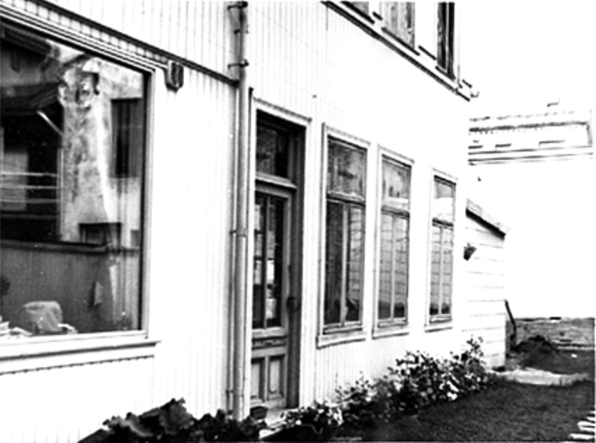 Anno Domkirkeodden, FRA BAKGÅRDEN I STRANDGATA 13, FASADE I 1 ETASJE