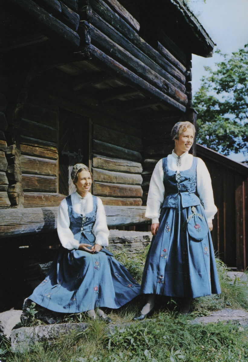 Anno Domkirkeodden, GRUPPE 2 DAMER I HEDMARKSBUNAD FORAN LØKENSTABBURET, HEDMARKSMUSEET OG DOMKIRKEODDEN. Damene er søstrene Sidsel og Eli Kerstin Alhaug.