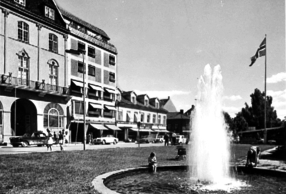 Anno Domkirkeodden, FONTENEN VED VICTORIAHAVENI STRANDGATEPARKEN MED VICKTORIA HOTELL OG ERLING VOLD I BAKGRUNNEN